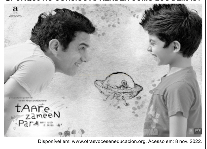 Fotografia em preto e branco de um homem e um menino sorrindo um para o outro, com o desenho de um disco voador entre eles.