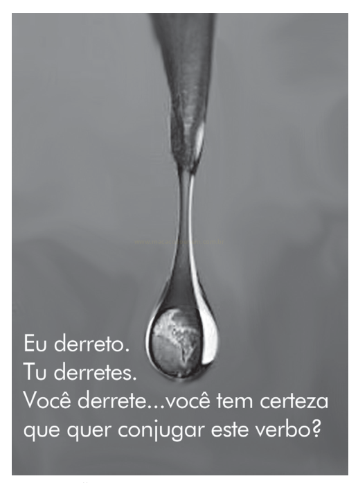 Imagem em preto e branco de uma gota suspensa que reflete a imagem do planeta Terra.
