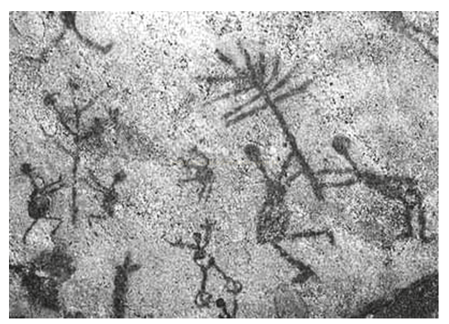 Fotografia em preto e branco de arte rupestre com figuras humanas esquemáticas gravadas na pedra.