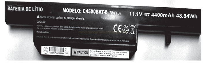 Fotografia de uma bateria de lítio preta com etiqueta branca indicando modelo C4500BAT-6, 11,1 V, 4400 mAh e avisos de segurança.
