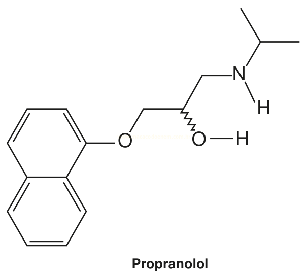Fórmula estrutural do propranolol, com anel naftalênico, cadeia com hidroxila, amina e grupo isopropila.