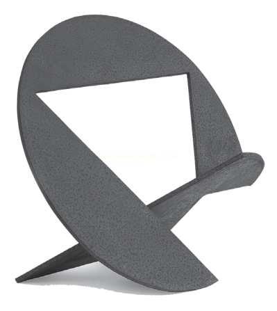 Objeto escultórico cinza com grande recorte triangular no centro, apoiado sobre fundo branco.