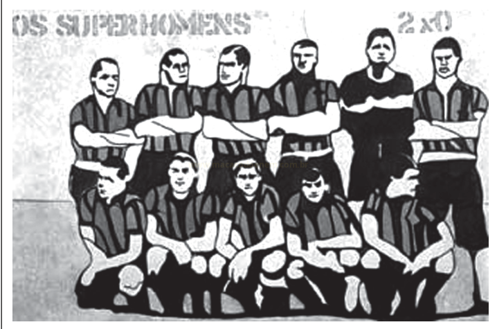 Ilustração em preto e branco de um time de futebol posando, com camisas listradas e o placar "2 x 1".