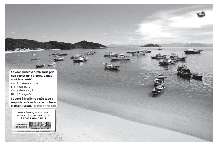 Fotografia em preto e branco de uma enseada com barcos ancorados, sobreposta por uma caixa com questão de múltipla escolha.