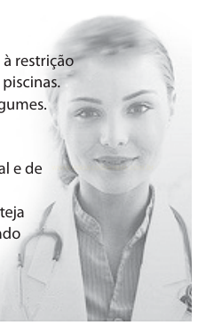 Fotografia em preto e branco de uma profissional de saúde de jaleco e estetoscópio, sorrindo para a câmera.