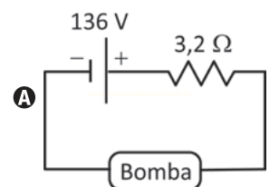 Circuito elétrico em série com bateria de 136 V, resistor de 3,2 Ω e uma bomba.