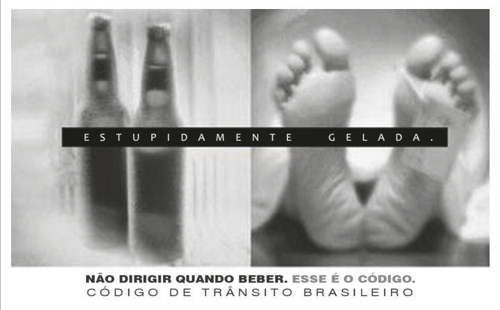 Peça em tons de cinza com garrafas geladas e pés etiquetados, com frase sobre bebida gelada e aviso do código de trânsito.
