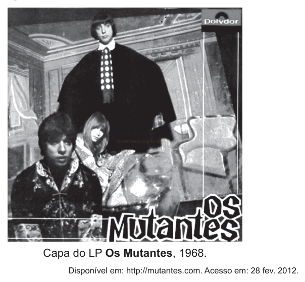 Capa em preto e branco do LP Os Mutantes, com três integrantes vestidos de forma extravagante.