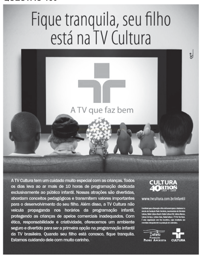 Anúncio da TV Cultura com a frase "Fique tranquila, seu filho está na TV Cultura" e crianças e bonecos assistindo à televisão.