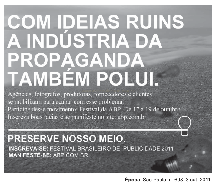 Anúncio em preto e branco com a frase "Com ideias ruins a indústria da propaganda também polui", sobre fundo de areia com uma lâmpada.