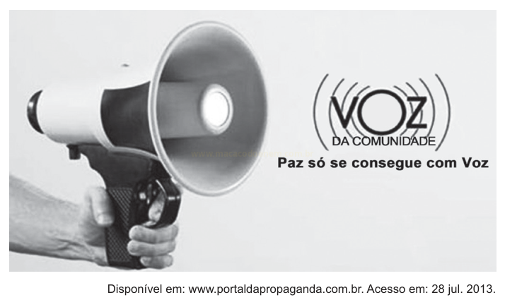 Fotografia em preto e branco de uma mão segurando um megafone, ao lado do logotipo Voz da Comunidade e da frase "Paz só se consegue com Voz".