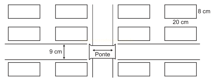 Planta esquemática de um estacionamento com fileiras de vagas, faixas de circulação, uma ponte central e medidas de 9 cm, 20 cm e 8 cm.