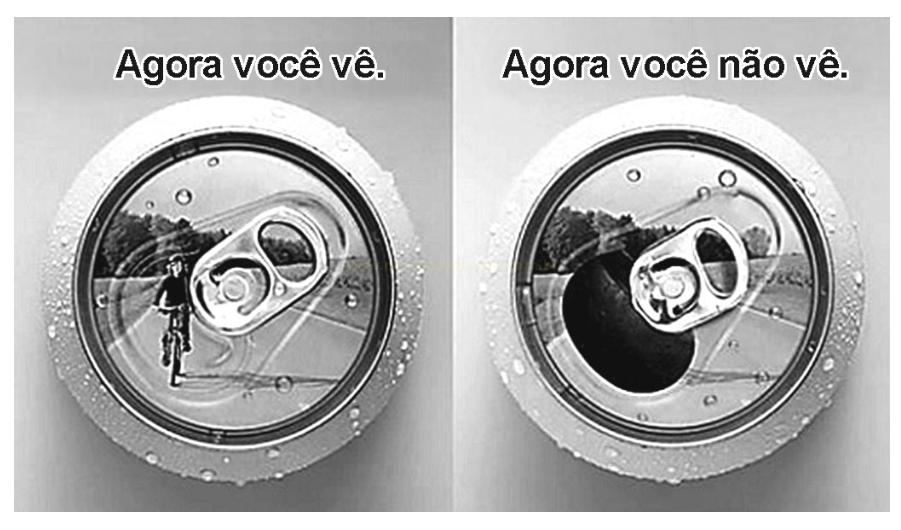 Duas fotos do fundo de latas de alumínio: em uma aparece a pessoa com bicicleta refletida, na outra a imagem é coberta por uma mancha escura.