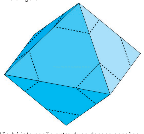 Poliedro azul desenhado em perspectiva, com arestas visíveis contínuas e arestas ocultas tracejadas.