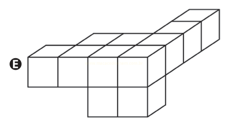 Sólido de cubos em perspectiva isométrica com fileira frontal, degrau alto à direita e coluna abaixo, rotulado E.