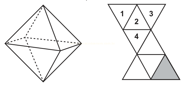 Octaedro em perspectiva ao lado de uma figura triangular com quatro triângulos numerados e um sombreado.