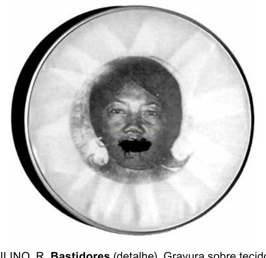 Imagem circular em tons de cinza com o rosto de uma mulher negra cercado por raios luminosos e a boca coberta por uma mancha preta.