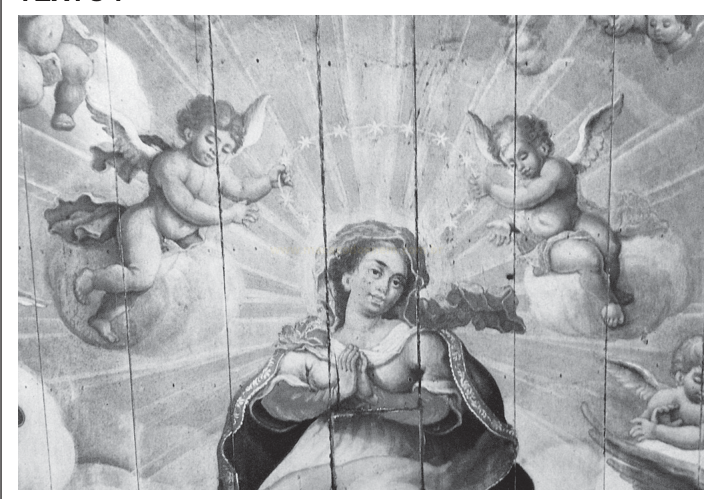 Pintura antiga sobre madeira com uma figura feminina de mãos postas, coroa de estrelas e anjos ao redor.