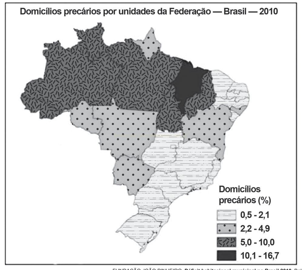 Mapa do Brasil com estados sombreados por padrões que indicam percentuais de domicílios precários em 2010.