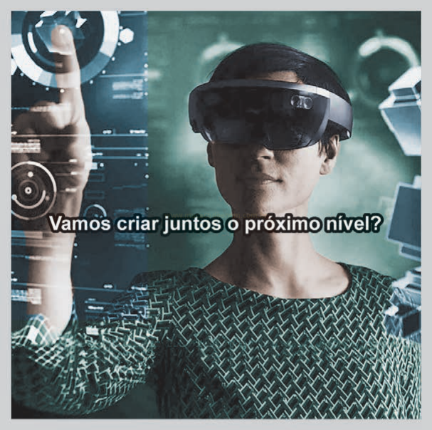 Fotografia de um homem com visor de realidade virtual, com a mão erguida e elementos gráficos digitais ao fundo.