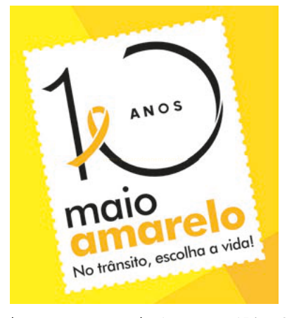 Selo com bordas serrilhadas comemorativo dos 10 anos do Maio Amarelo, com laço amarelo e a frase 'No trânsito, escolha a vida!'.