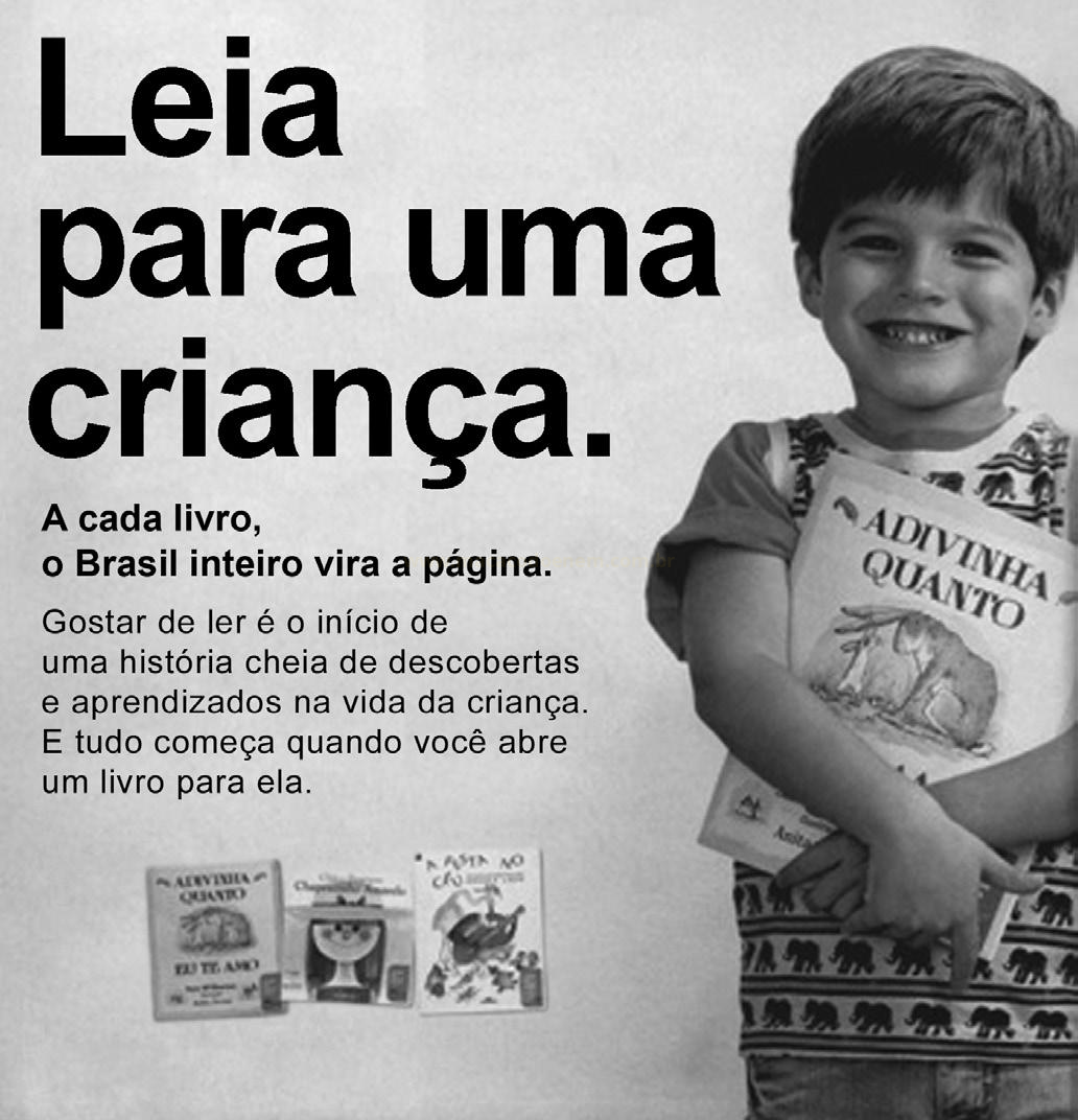 Anúncio em preto e branco com o texto "Leia para uma criança" e a foto de um menino sorridente segurando livros.