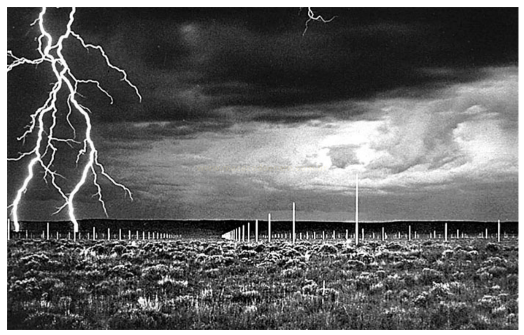Fotografia em preto e branco de um raio sobre um campo aberto com fileiras de postes claros.