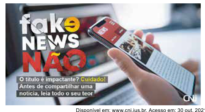 Imagem sobre fake news com as palavras "fake NEWS NÃO" e um alerta para ler o teor da notícia antes de compartilhar, segurando um celular.