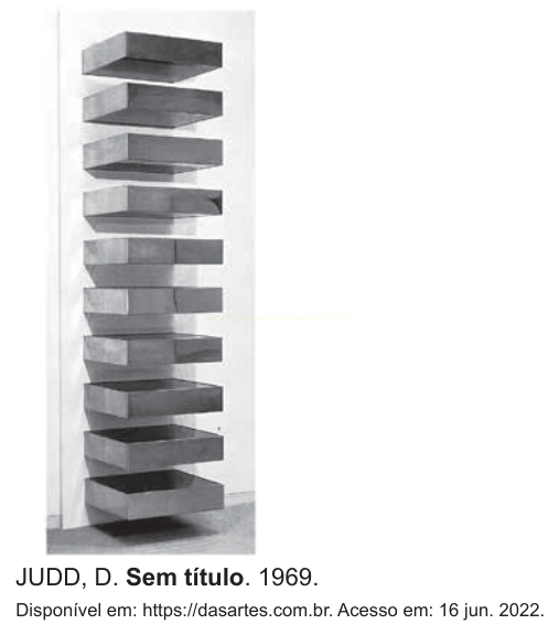 Fotografia de escultura formada por dez blocos retangulares empilhados em ziguezague na parede.