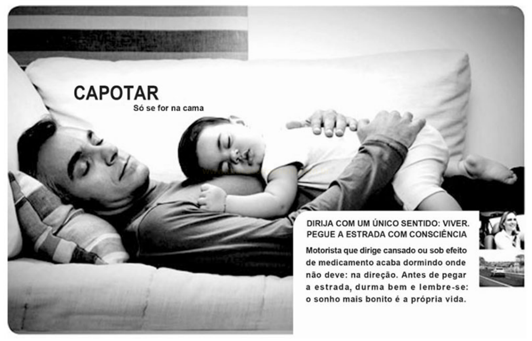 Fotografia em preto e branco de um homem e uma criança dormindo no sofá, com um volante de brinquedo nas mãos.