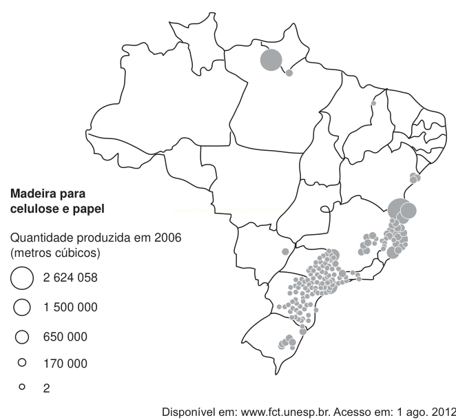 Mapa do Brasil com círculos de tamanhos proporcionais à produção de madeira para celulose e papel em 2006.