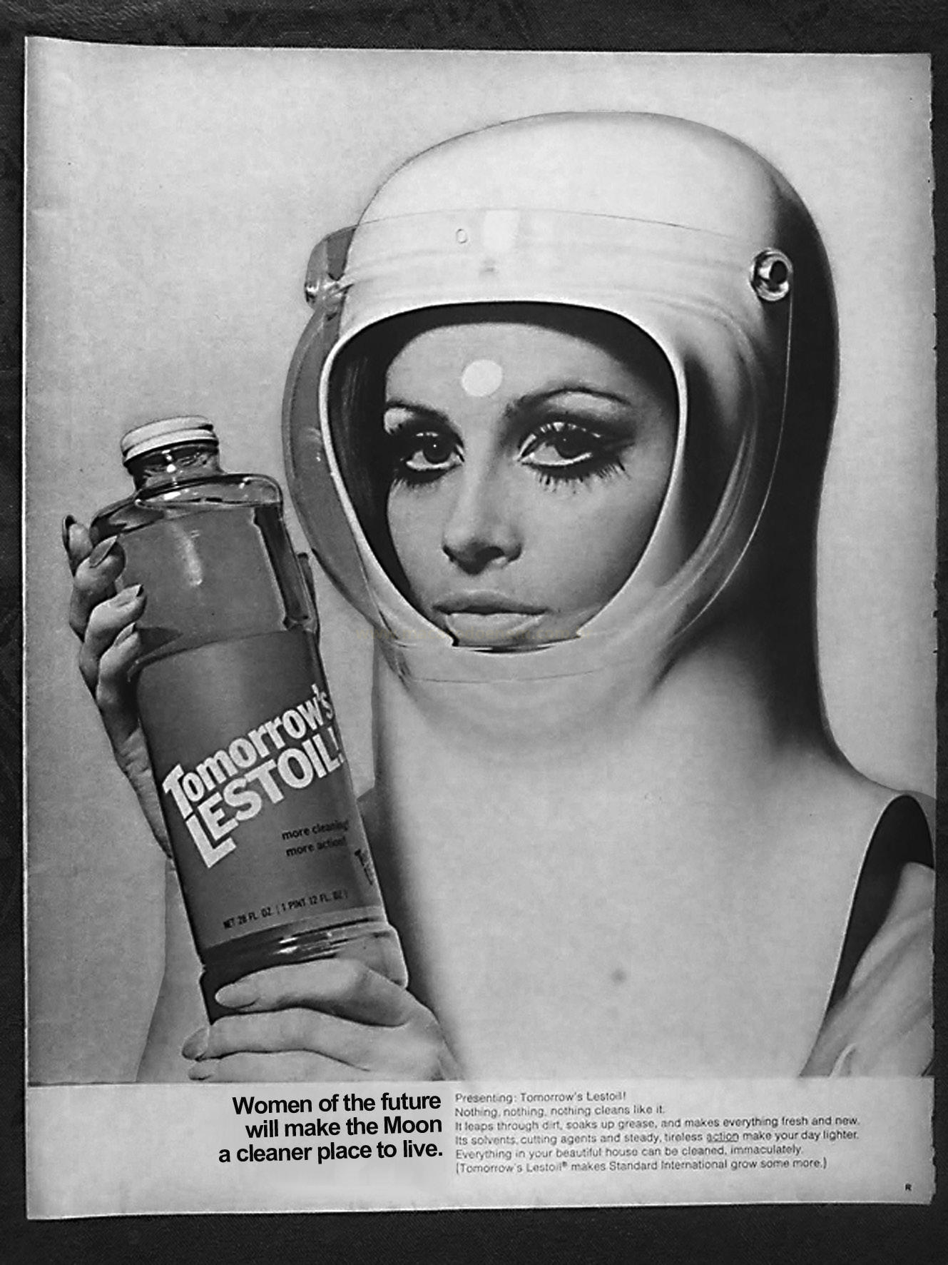 Fotografia publicitária em preto e branco de uma mulher com capacete espacial segurando um frasco de detergente.