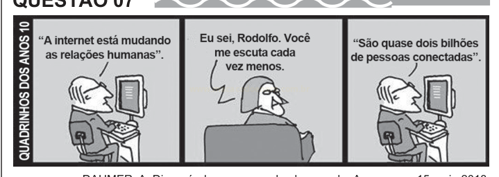 Tira de três quadrinhos em preto e branco com um homem ao computador e uma pessoa de cabelo comprido conversando.