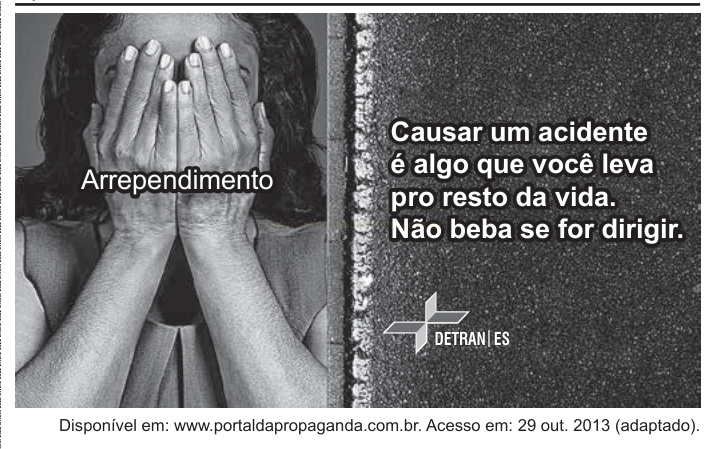 Anúncio em preto e branco contra beber e dirigir, com pessoa cobrindo o rosto e a palavra "Arrependimento".