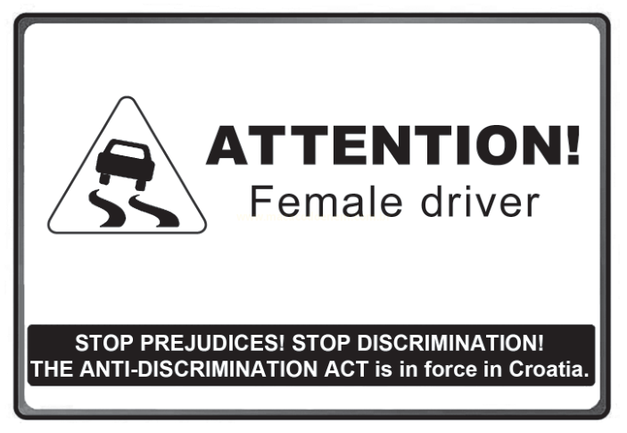 Placa com triângulo de advertência de carro derrapando e o texto 'ATTENTION! Female driver', além de mensagem contra discriminação.