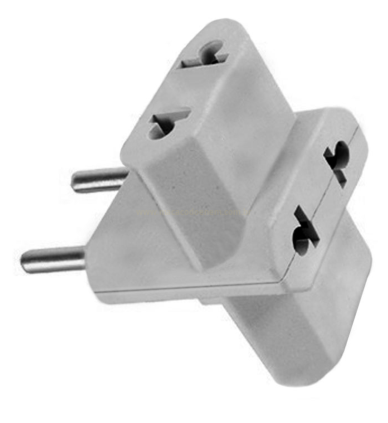 Fotografia de um adaptador elétrico branco com dois pinos e três tomadas de formatos diferentes.