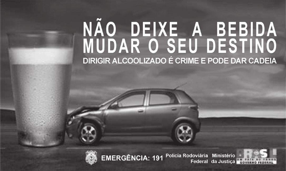 Anúncio em preto e branco com um copo de bebida ao lado de um carro batido e a frase "Não deixe a bebida mudar o seu destino".