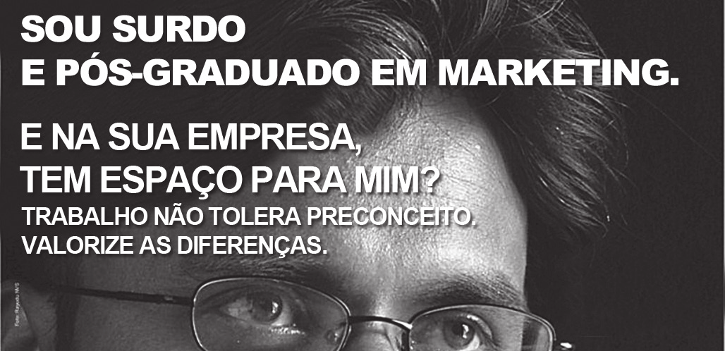 Cartaz em preto e branco com o texto 'Sou surdo e pós-graduado em marketing' sobre o close do rosto de um homem de óculos.