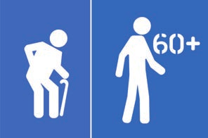 Duas placas azuis com símbolos brancos: uma pessoa idosa com bengala e uma pessoa de pé com "60+".